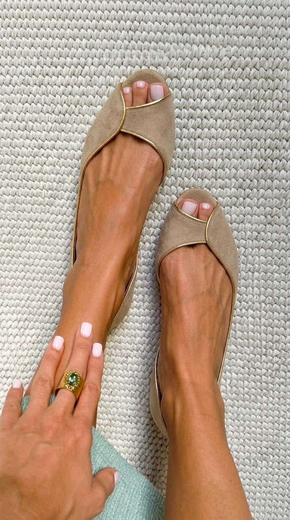 Ballerine d'Orsay spuntate in camoscio beige e oro