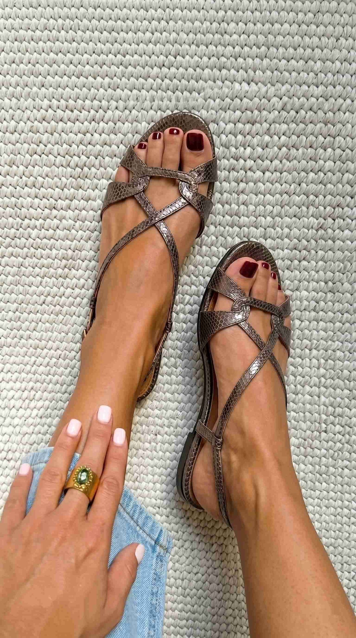Sandali bassi con tallone scoperto, effetto serpente, color bronzo, a punta aperta