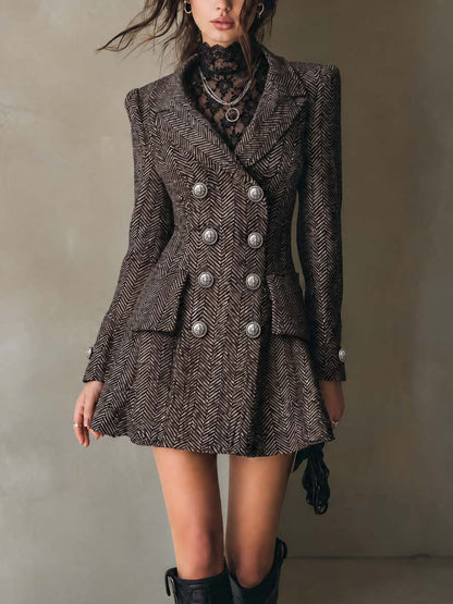 Elegante mini abito blazer doppiopetto con motivo tappeto e bottoni argentati