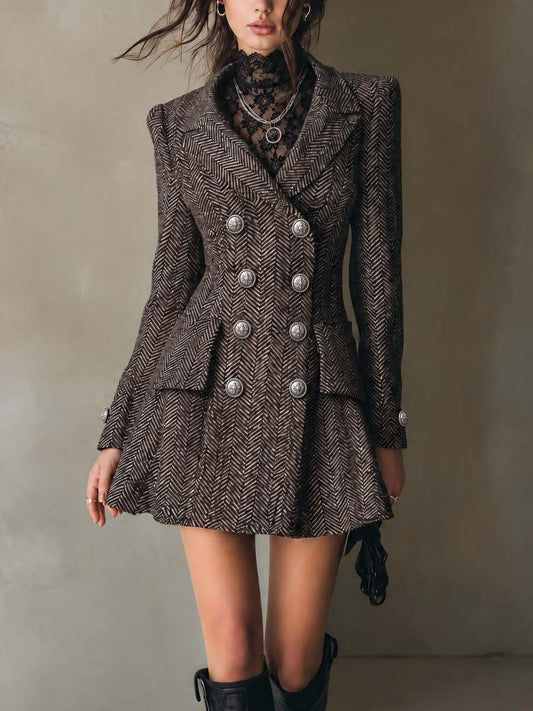 Elegante mini abito blazer doppiopetto con motivo tappeto e bottoni argentati