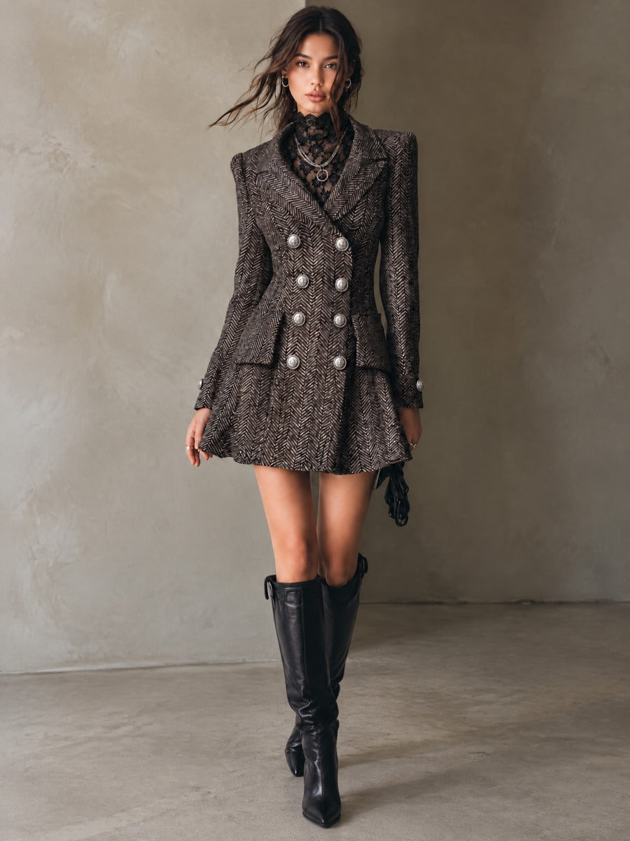 Elegante mini abito blazer doppiopetto con motivo tappeto e bottoni argentati