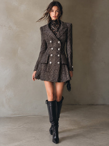 Elegante mini abito blazer doppiopetto con motivo tappeto e bottoni argentati