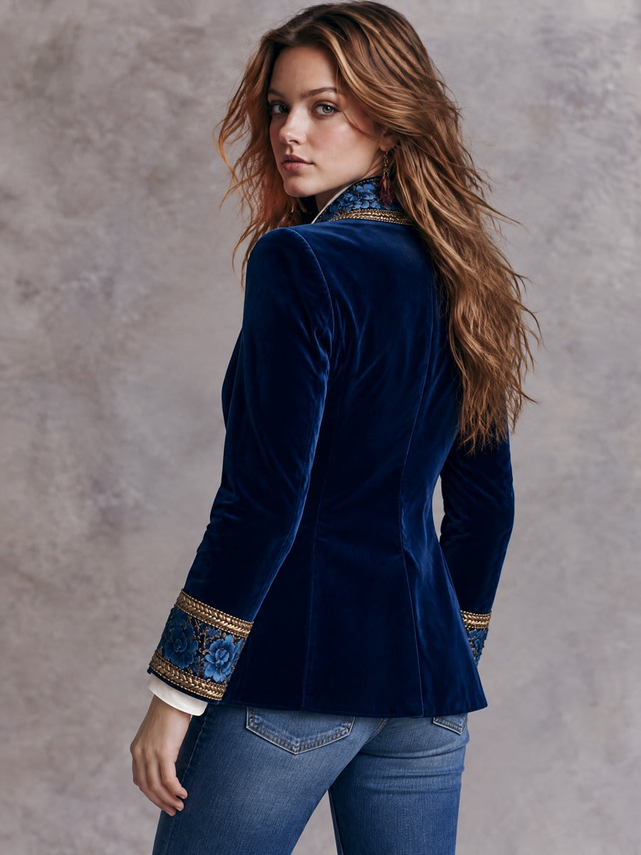 Blazer blu di lusso con fiori e decorazioni ricamate, ideale per lo stile boho