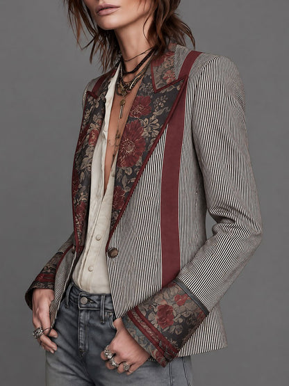 Quiet luxury: blazer a righe con fiori e bottone