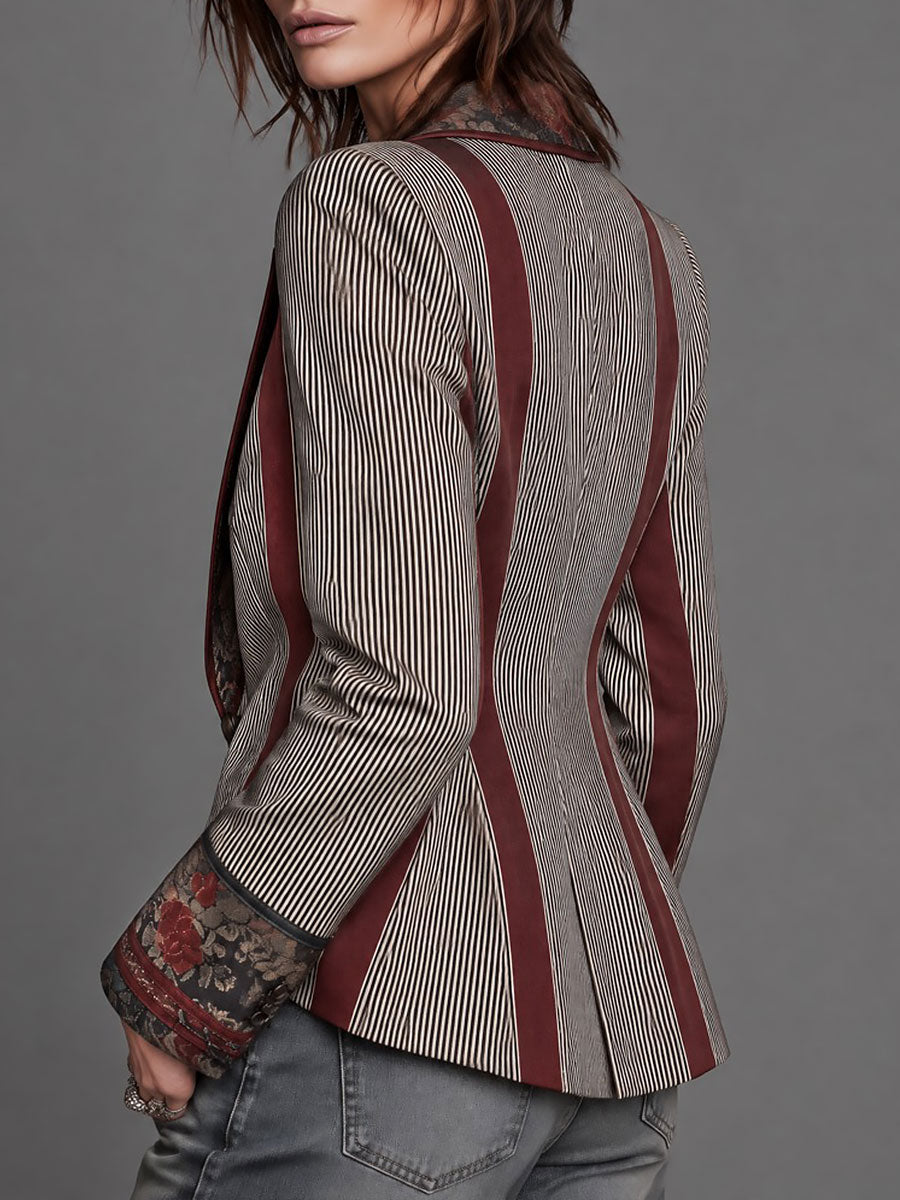 Quiet luxury: blazer a righe con fiori e bottone