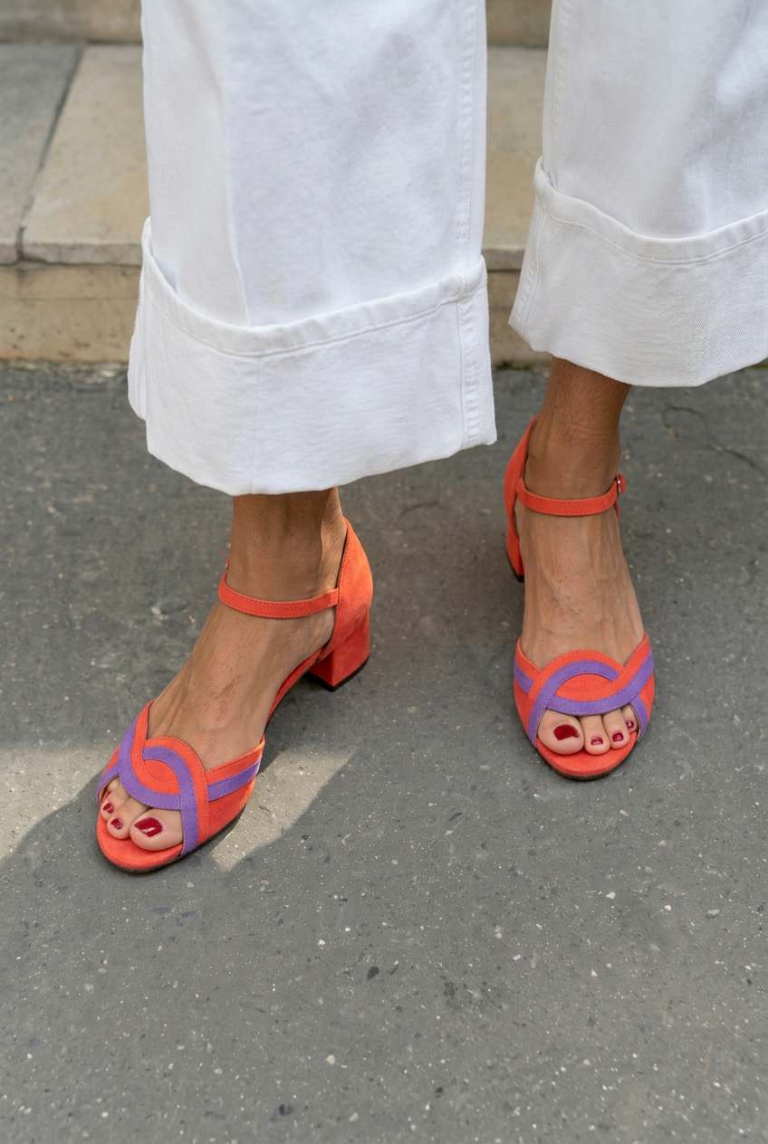 Sandali open-toe in camoscio con cinturino alla caviglia e tacco largo [Preordine]