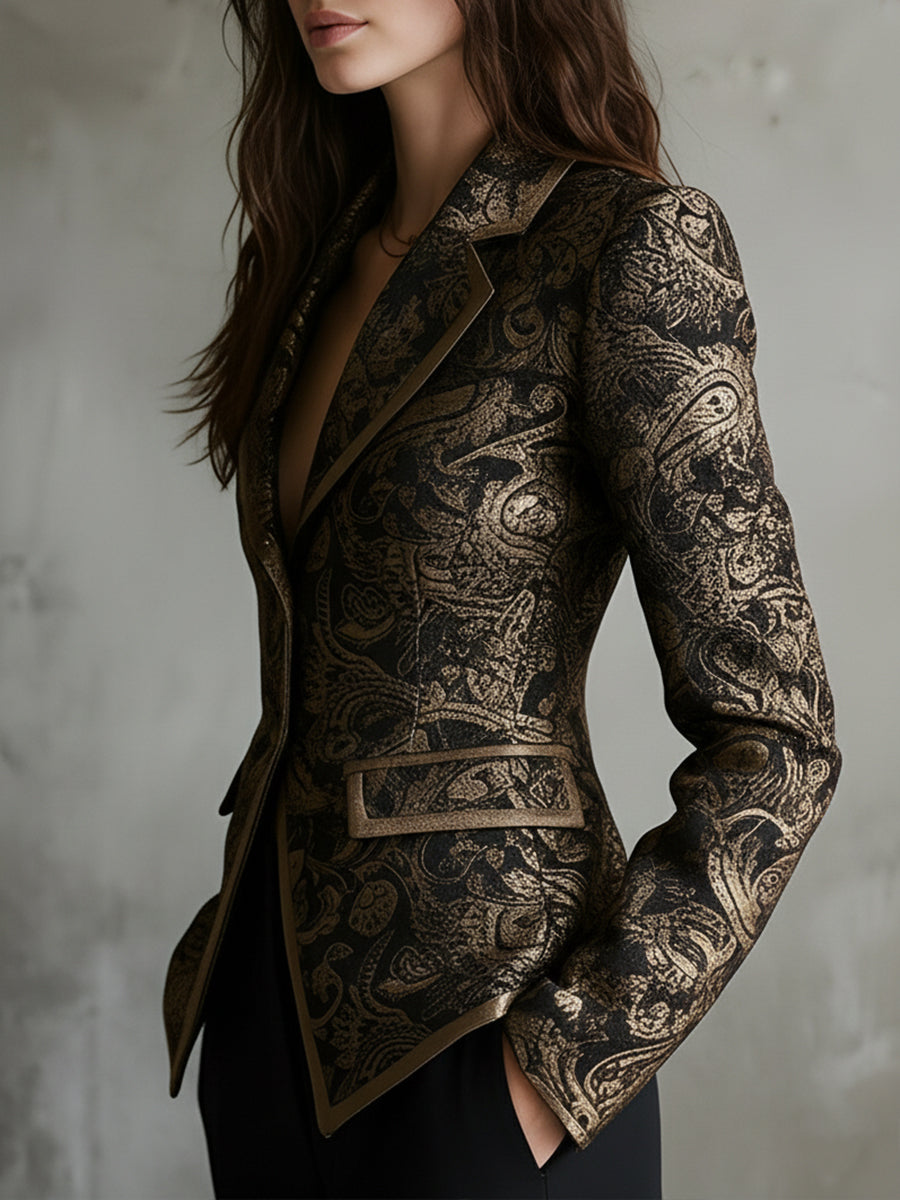 Quiet luxury: giacca in jacquard con revers rovesciati e motivo paisley