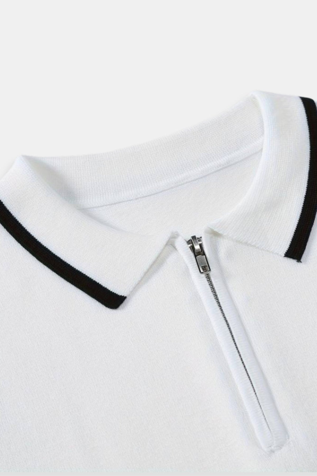 Polo classica con zip e dettagli a contrasto