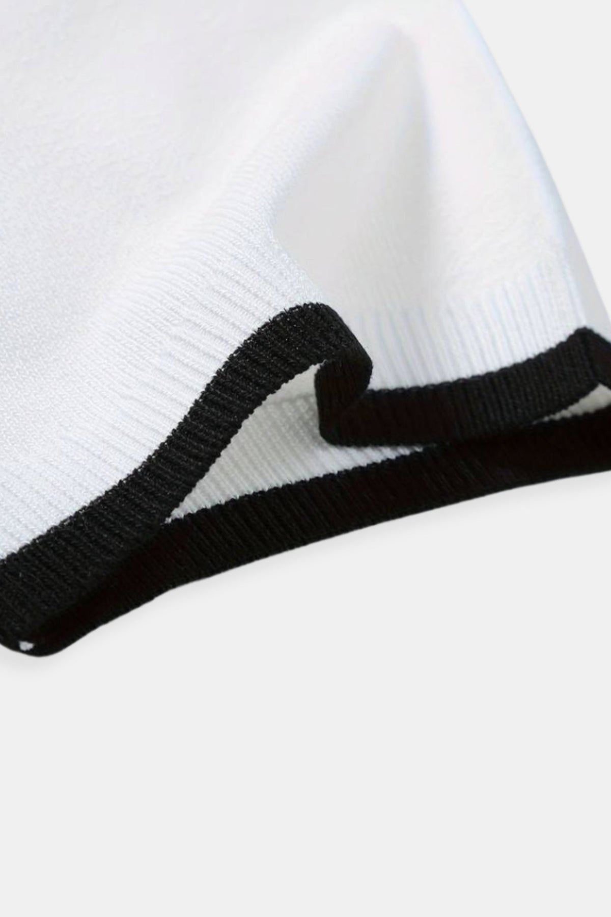 Polo classica con zip e dettagli a contrasto