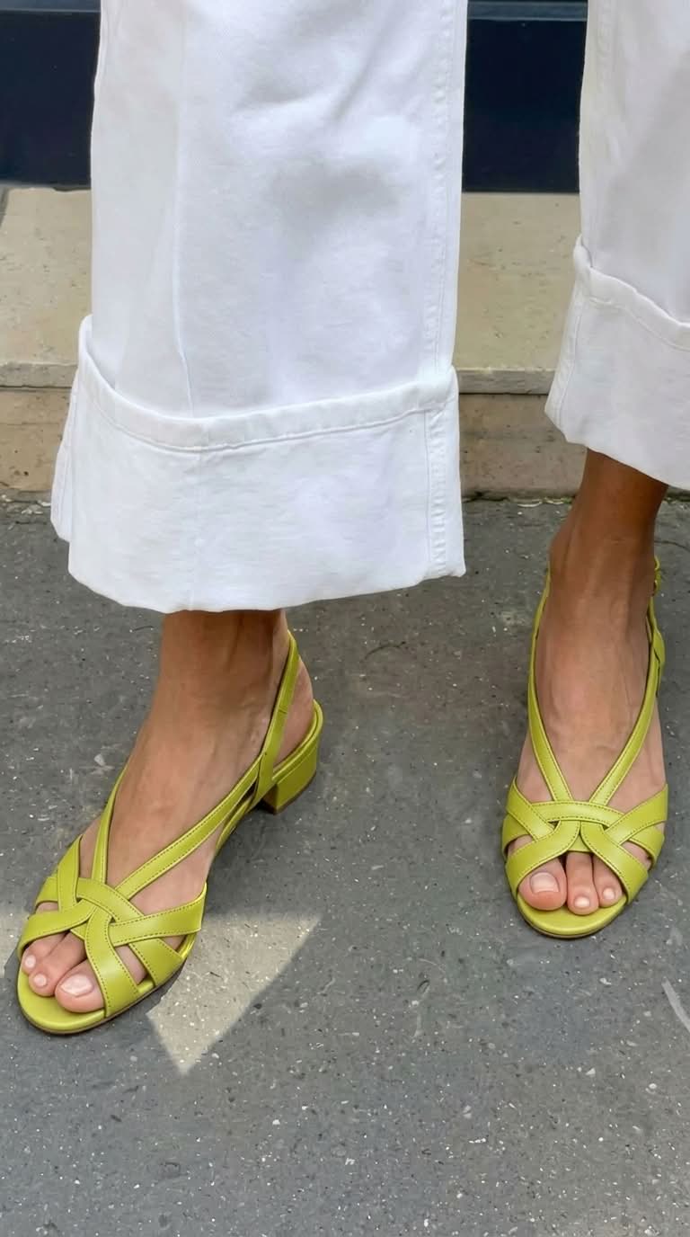 Sandali con cinturino posteriore color nude in pelle, con listini incrociati e tacco basso