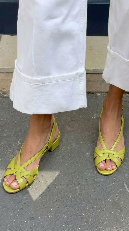 Sandali con cinturino posteriore color nude in pelle, con listini incrociati e tacco basso