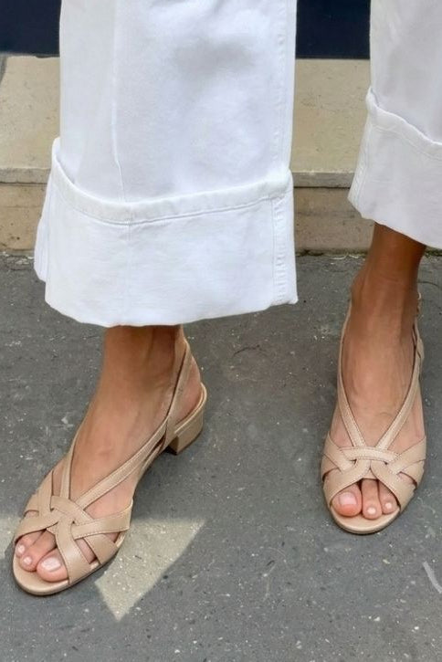 Sandali con cinturino posteriore color nude in pelle, con listini incrociati e tacco basso