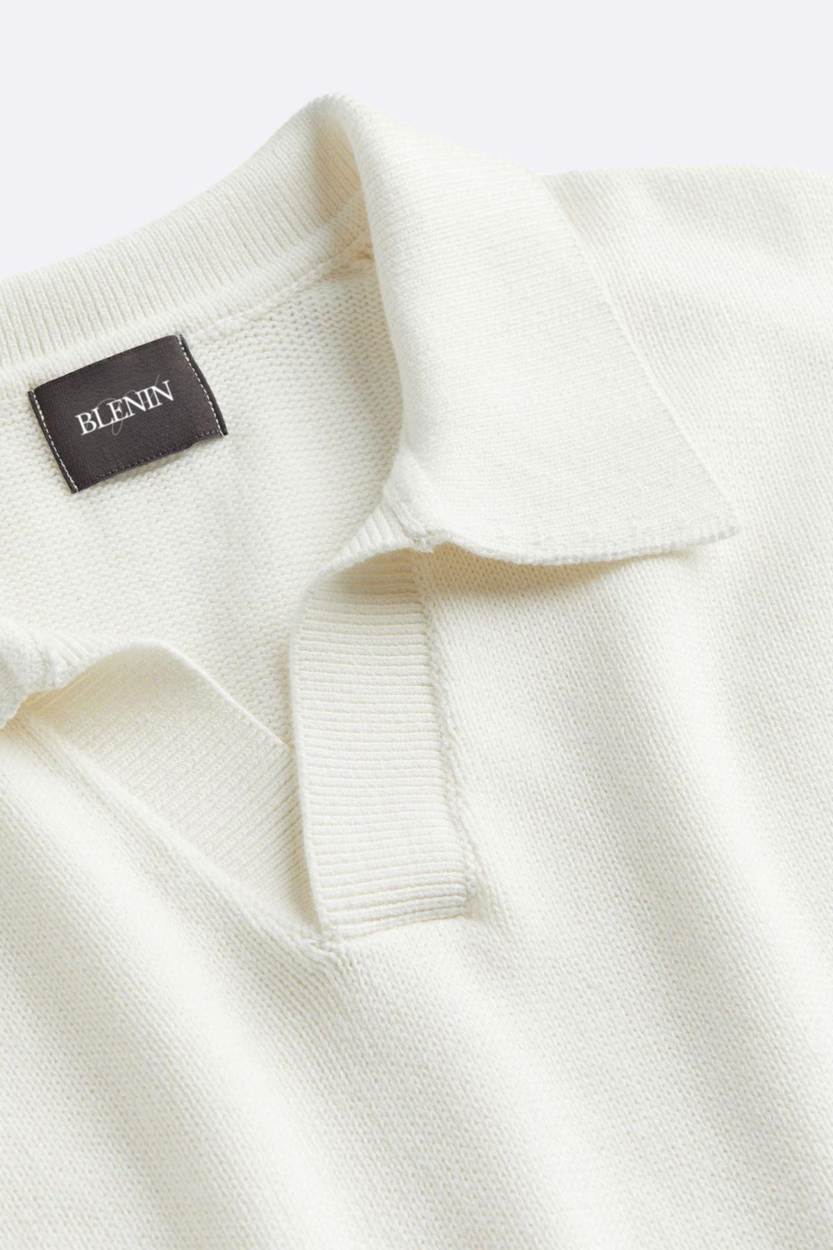 Maglione elegante con collo aperto per look di stile