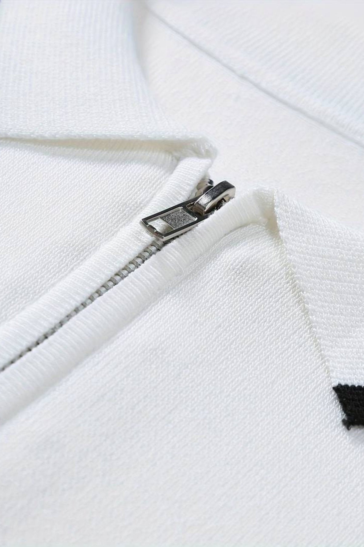 Polo classica con zip e dettagli a contrasto