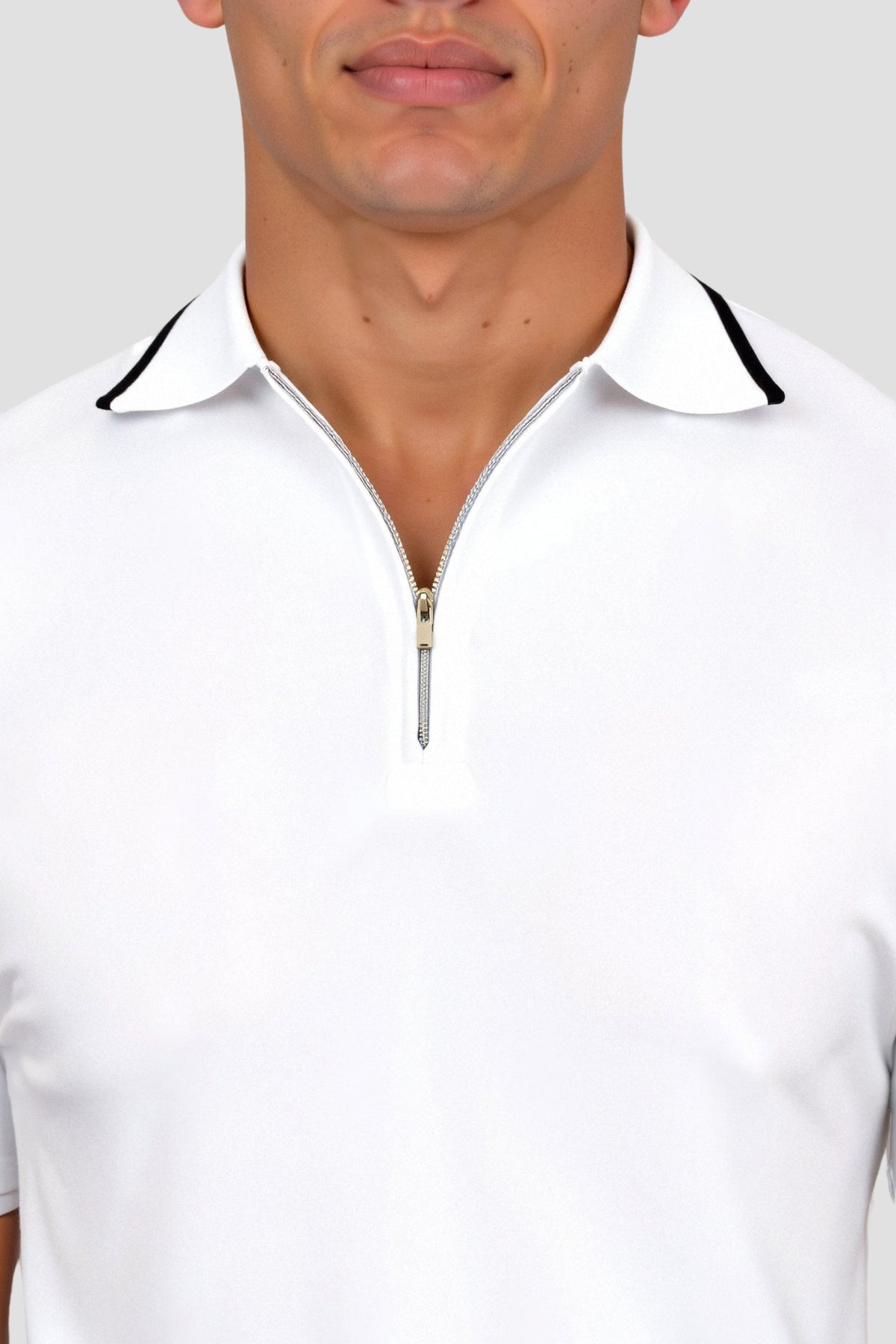 Polo classica con zip e dettagli a contrasto