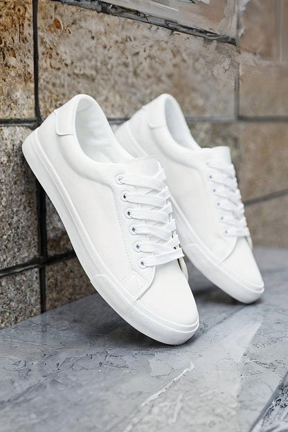 Sneakers Bianche – Eleganza Semplice e Versatilità