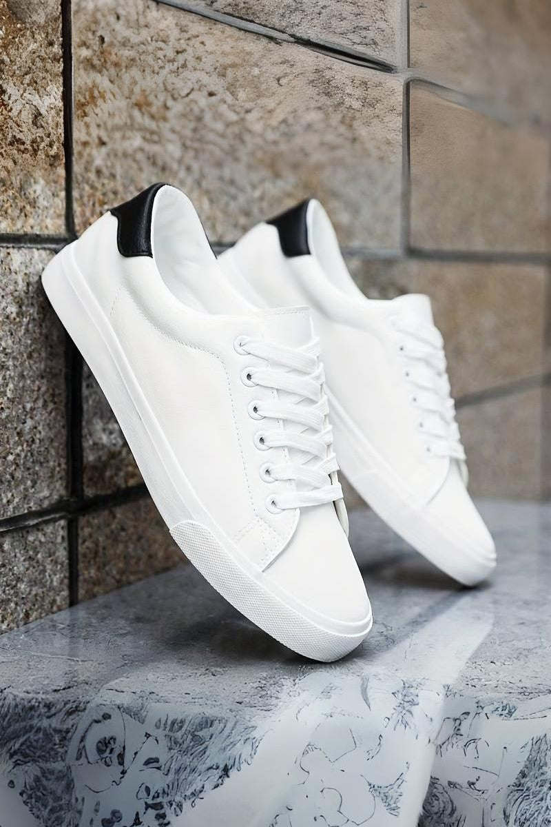 Sneakers Bianche – Eleganza Semplice e Versatilità
