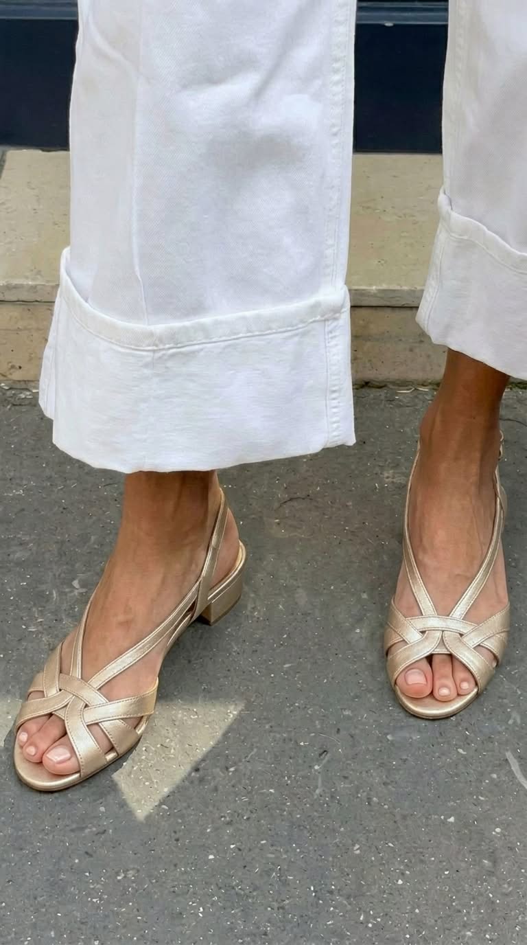 Sandali con cinturino posteriore color nude in pelle, con listini incrociati e tacco basso