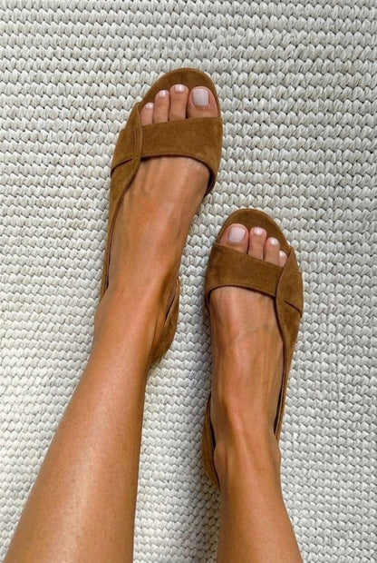 Sandali slingback casual in camoscio, bassi e con punta aperta