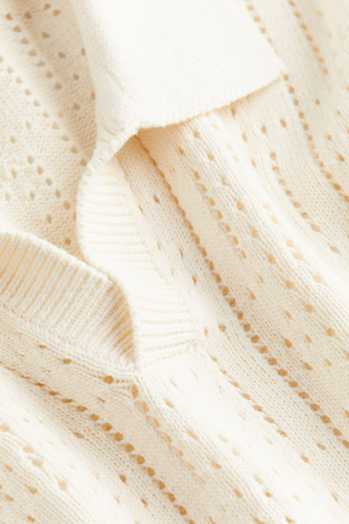 Elegante maglione lavorato a maglia e all'uncinetto con colletto polo