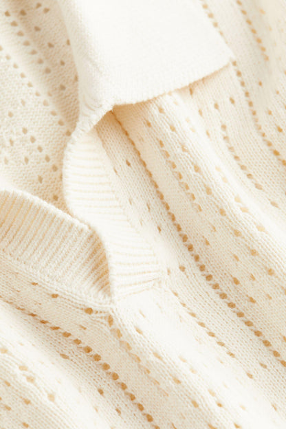 Elegante maglione lavorato a maglia e all'uncinetto con colletto polo